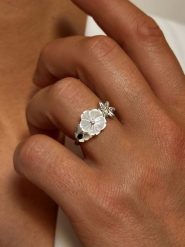 Les Petites Précieuses Pozłacany pierścionek z cyrkoniami i masą perłową rozmiar: 60. Białe pierścionki Les Petites Précieuses, z cyrkonią, pozłacane. Za 187.96 zł.