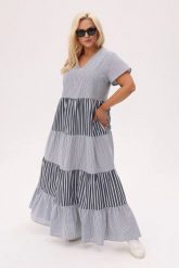 Letnia sukienka w paski Moya MAXI z falbankami - lekka, wygodna i stylowa PLUS SIZE XXL OVERSIZE. Białe sukienki Moda Size Plus Iwanek, na lato, plus size, bez wzorów, z bawełny, eleganckie, bez kołnierzyka, plus size, bez ramiączek, maxi, oversize. W wyprzedaży za 285.90 zł.