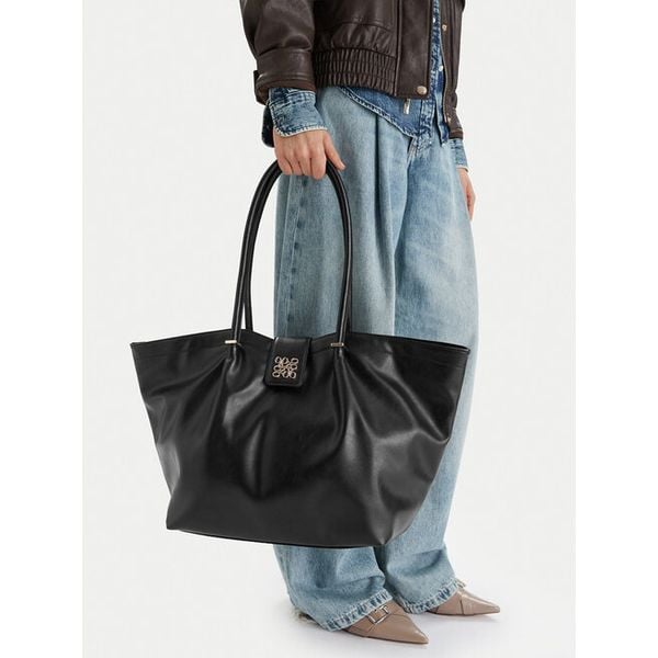 Torebka Nine West. Czarne shopper Nine West, bez wzorów, bez dodatków. Za 269.99 zł.