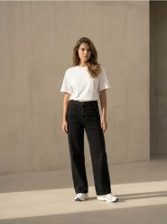 Jeansy wide leg comfort mid waist - czarny. Czarne jeansy Sinsay, bez wzorów. Za 69.99 zł.