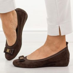 Brązowe zamszowe skórzane Polskie baleriny damskie Prestige 2236. Brązowe baleriny Prestige, bez wzorów, ze skóry, z okrągłym noskiem, bez obcasa, na koturnie. Za 399.00 zł.