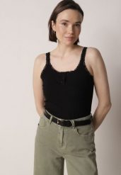 Czarny Top z Bawełny Ozdobiony Guzikami i Koronką przy Dekolcie Beralie. Czarne topy Born2be, m, bez wzorów, z bawełny, bez kołnierzyka, bez ramiączek. Za 39.99 zł.