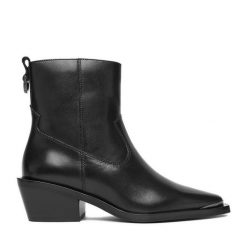 Kowbojki Gino Rossi. Czarne botki Gino Rossi, bez wzorów, bez obcasa, na słupku, bez zapięcia. Za 399.99 zł.