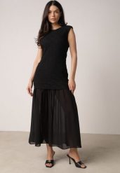 Czarna Sukienka Ażurowa z Usztywnioną Linią Ramion i Przezroczystym Dołem Semiriel. Czarne sukienki Born2be, m, w ażurowe wzory, z zamszu, eleganckie, bez kołnierzyka, bez ramiączek, maxi. Za 119.99 zł.