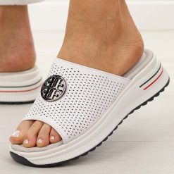 Białe ażurowe skórzane klapki damskie S.Barski 661. Białe klapki S.BARSKI, z aplikacjami, ze skóry, bez obcasa, na płaskiej podeszwie. Za 199.00 zł.