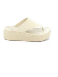Crocs Japonki "Brooklyn" w kolorze kremowym rozmiar: 41/42. Brązowe klapki Crocs, bez wzorów, z otwartym noskiem, bez obcasa, na platformie. Za 113.90 zł.