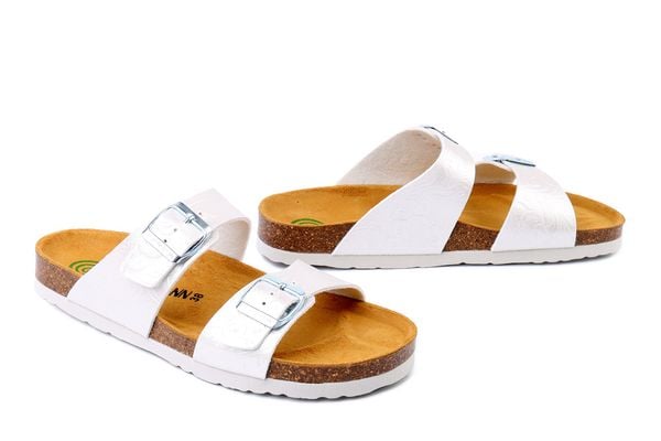 DR. BRINKMANN 700866-03 weiss, klapki damskie. Białe klapki Dr. Brinkmann, bez wzorów, bez obcasa. Za 179.90 zł.