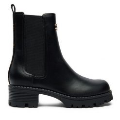 Botki Guess. Czarne botki Guess, z aplikacjami, bez obcasa, na płaskiej podeszwie, bez zapięcia. Za 629.99 zł.