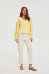 Jeansy z prostymi nogawkami beżowe. Brązowe jeansy MOODO, l, bez wzorów. Za 139.99 zł.