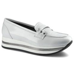 Półbuty damskie Karino, naturalna skóra licowa o lakierowanym wykończeniu w jasnym kolorze z paskiem na podbiciu oraz wielowarstwową podeszwą z kontr. Białe czółenka Karino, bez wzorów, ze skóry, bez obcasa, na koturnie, bez zapięcia. Za 229.00 zł.