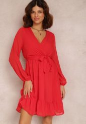 Czerwona Sukienka Iphina. Czerwone sukienki Renee, l, z aplikacjami, z materiału, eleganckie, bez kołnierzyka, bez ramiączek, mini, kopertowe. Za 89.99 zł.