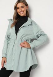 JasnoniebieskaTaliowana Kurtka w Stylu Parki z Kapturem Wykończona Ściągaczami Evieria. Niebieskie kurtki Born2be, uniwersalny, bez wzorów, z jeansu, z kapturem. Za 39.99 zł.