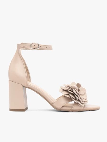 Beżowe sandały z kwiatem. Brązowe sandały Ryłko, bez wzorów, ze skóry, eleganckie, bez obcasa, na słupku, bez zapięcia. Za 479.99 zł.