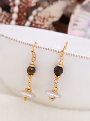 Pierres de Jade Pozłacane kolczyki-wkrętki z masą perłową rozmiar: onesize. Białe kolczyki Pierres de Jade, z perłą, pozłacane, z zapięciem typu bigiel. Za 39.99 zł.