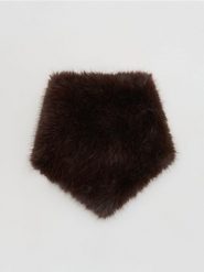 Szalik ze sztucznego futerka - ciemnobrązowy. Brązowe szaliki Reserved, bez wzorów. Za 79.99 zł.