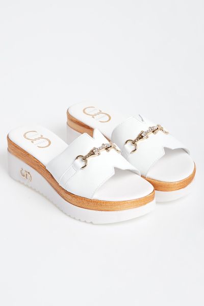 Klapki damskie skórzane na platformie CESARE CASADEI. Klapki Cesare Casadei, bez wzorów, bez obcasa, na platformie. W wyprzedaży za 1,807.20 zł.