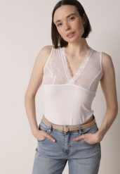 Biały Bawełniany Top Bieliźniany z Siateczkową Górą z Koronką Bervisa. Białe topy Born2be, m, z aplikacjami, z bawełny, bez kołnierzyka, bez ramiączek. Za 39.99 zł.