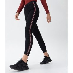 Jeansy high waist skinny z lampasami - Czerwony. Jeansy House. Za 89.99 zł.