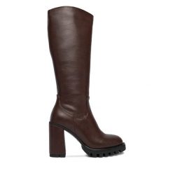 Kozaki Nine West. Brązowe kozaki Nine West, bez obcasa, na słupku, bez zapięcia. Za 359.99 zł.