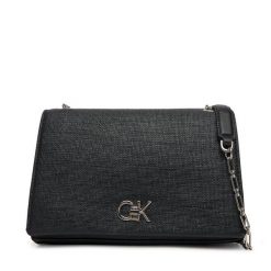 Torebka Calvin Klein. Czarne torebki klasyczne Calvin Klein, bez wzorów, bez dodatków. Za 349.99 zł.