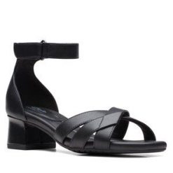 Sandały Clarks. Czarne sandały Clarks, bez wzorów, bez obcasa, na słupku, bez zapięcia. Za 299.99 zł.