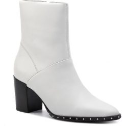 Botki BRONX - 34047-A BX 1499 White 04. Białe botki Bronx, bez wzorów, ze skóry, bez obcasa, na obcasie, bez zapięcia. W wyprzedaży za 299.00 zł.