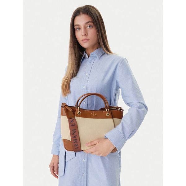 Torebka Armani Exchange. Brązowe torebki klasyczne Armani Exchange, bez wzorów, bez dodatków. Za 465.99 zł.