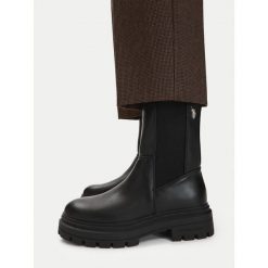 Botki U.S. Polo Assn. Czarne botki U.S. Polo Assn., bez wzorów, bez obcasa, na płaskiej podeszwie, bez zapięcia. Za 299.99 zł.