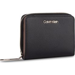 Mały Portfel Damski CALVIN KLEIN - Enfold Med Zip W/Flap K60K605689 BDS. Czarne portfele Calvin Klein, bez wzorów, ze skóry ekologicznej. Za 249.00 zł.