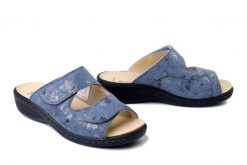 DR. BRINKMANN 701080-55 hellblau, klapki damskie. Niebieskie klapki Dr. Brinkmann, bez wzorów, ze skóry, bez obcasa. Za 314.41 zł.