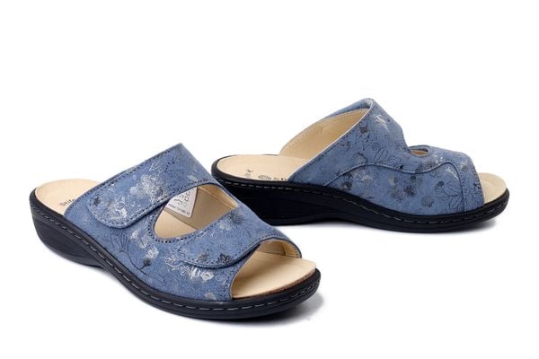 DR. BRINKMANN 701080-55 hellblau, klapki damskie. Niebieskie klapki Dr. Brinkmann, bez wzorów, ze skóry, bez obcasa. Za 369.90 zł.