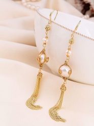 Pierres de Jade Pozłacane kolczyki z perłami rozmiar: onesize. Białe kolczyki Pierres de Jade, z perłą, pozłacane, z zapięciem typu bigiel. Za 60.99 zł.