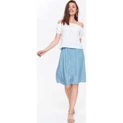 BLUZKA Z ODKRYTYMI RAMIONAMI. Białe bluzki TROLL, l, bez wzorów, bez ramiączek. W wyprzedaży za 19.99 zł.