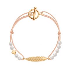 Bransoletka Martha Etincelle na cienkim jasnoróżowym sznurku. Czerwone bransoletki Lilou, z perłą, pozłacane. Za 331.00 zł.