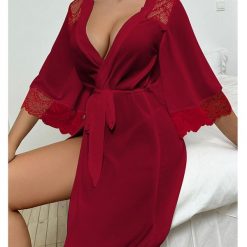 Szlafrok z koronkowym wykończeniem rękawów na wieczory w domu Selvedina. Czerwone szlafroki Intica, m, bez wzorów, z koronki, bez ramiączek, bez kaptura. Za 119.00 zł.