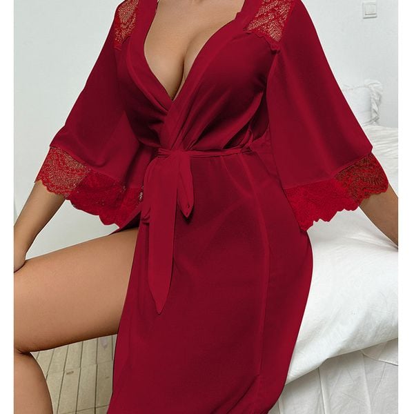 Szlafrok z koronkowym wykończeniem rękawów na wieczory w domu Selvedina. Czerwone szlafroki Intica, m, bez wzorów, z koronki, bez ramiączek, bez kaptura. Za 119.00 zł.