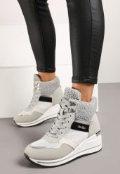 Szare Botki na Koturnie w Streetwearowym Stylu Ozdobione Futerkiem Arabelline. Szare botki Renee, na zimę, bez wzorów, z futra, z okrągłym noskiem, bez obcasa, na koturnie, bez zapięcia. W wyprzedaży za 103.99 zł.