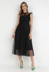 Czarna Sukienka Clymotis. Czarne sukienki Born2be, m, bez wzorów, z koronki, bez kołnierzyka, bez ramiączek, midi, dopasowane. Za 179.99 zł.