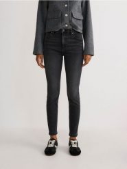 Jeansy slim fit z wysokim stanem - szary. Szare jeansy Reserved, bez wzorów, z podwyższonym stanem. W wyprzedaży za 79.99 zł.