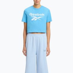 Koszulka Reebok Identity Big Logo Crop Tee. Niebieskie bluzki REEBOK FITNESS, bez wzorów, sportowe, bez kołnierzyka, bez ramiączek. Za 69.99 zł.