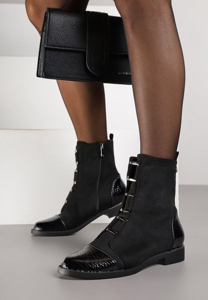 Czarne Botki Vices Ozdobione Lakierowanymi Tłoczonymi Elementami Typu Krokodyl Olema. Czarne botki Renee, bez wzorów, bez obcasa, na płaskiej podeszwie, bez zapięcia. Za 129.99 zł.