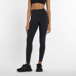 Legginsy damskie do biegania New Balance Sleek WP53168BK – czarne. Czarne legginsy sportowe New Balance, l, bez wzorów, z lycry, z podwyższonym stanem, do biegania. Za 429.99 zł.
