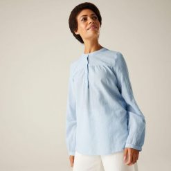 Koszula turystyczna damska Natine. Niebieskie koszule Regatta, bez wzorów, z bawełny, sportowe, bez kołnierzyka, bez ramiączek. W wyprzedaży za 208.00 zł.