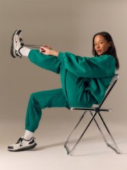 4F Spodnie dresowe joggery damskie - zielone XL. Zielone spodnie dresowe 4f, xl, bez wzorów, z dresówki. Za 139.99 zł.