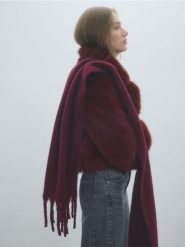 Szalik z frędzlami - burgundowy. Czerwone szaliki Reserved, bez wzorów. W wyprzedaży za 59.99 zł.