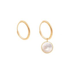 Kolczyki koła 1,1 cm z medalikiem z masy perłowej ze złota próby 585. Żółte kolczyki Lilou, z perłą, złote. Za 1,546.00 zł.