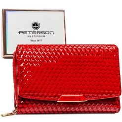Czerwony, poziomy portfel damski ze skóry ekologicznej zamykany suwakiem i zatrzaskiem PTN 001-CUB Peterson. Czerwone portfele Peterson, bez wzorów, z lakierowanej skóry. Za 66.99 zł.