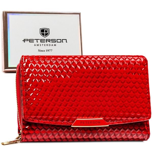 Czerwony, poziomy portfel damski ze skóry ekologicznej zamykany suwakiem i zatrzaskiem PTN 001-CUB Peterson. Czerwone portfele Peterson, bez wzorów, z lakierowanej skóry. Za 66.99 zł.