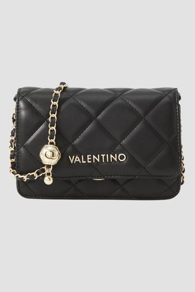 VALENTINO Czarna torebka damska Ocarina Flap Bag. Czarne listonoszki Valentino by Mario Valentino, bez wzorów, ze skóry ekologicznej, bez dodatków. W wyprzedaży za 257.99 zł.