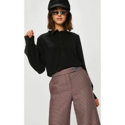 Only - Bluzka Fanny. Białe bluzki Only, bez wzorów, z tkaniny, casualowe, bez kołnierzyka, bez ramiączek. W wyprzedaży za 59.90 zł.